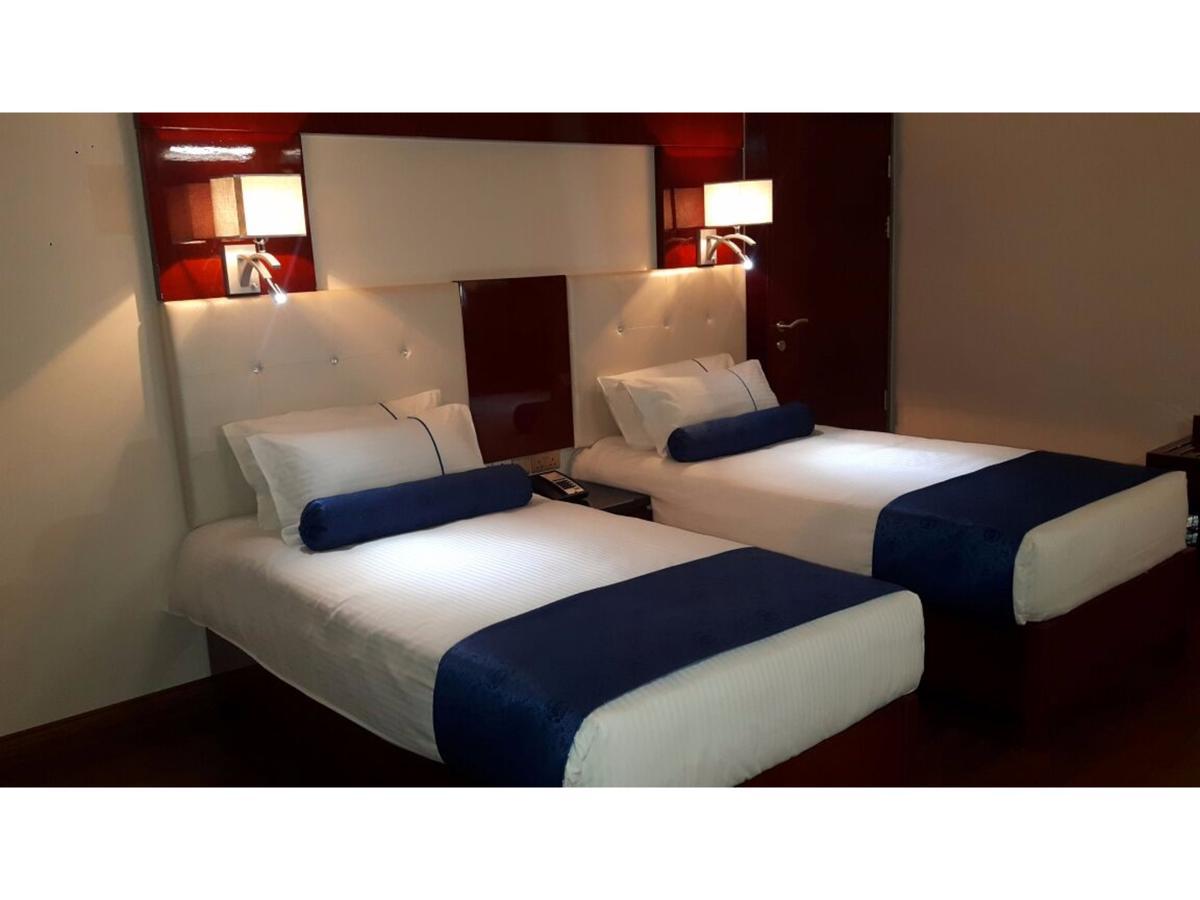 Golden Tulip Headington Hotel Muscat Exterior photo